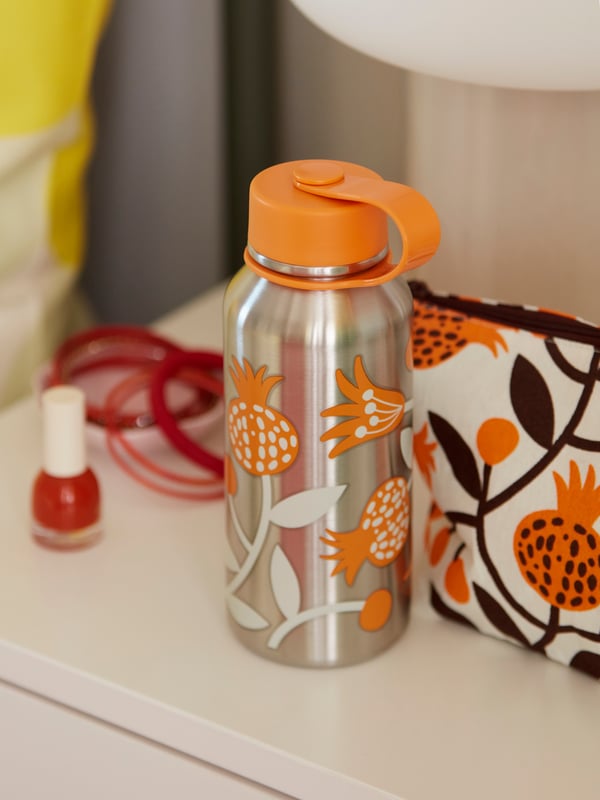 A pomegranate/orange FÖSSTA insulated flask