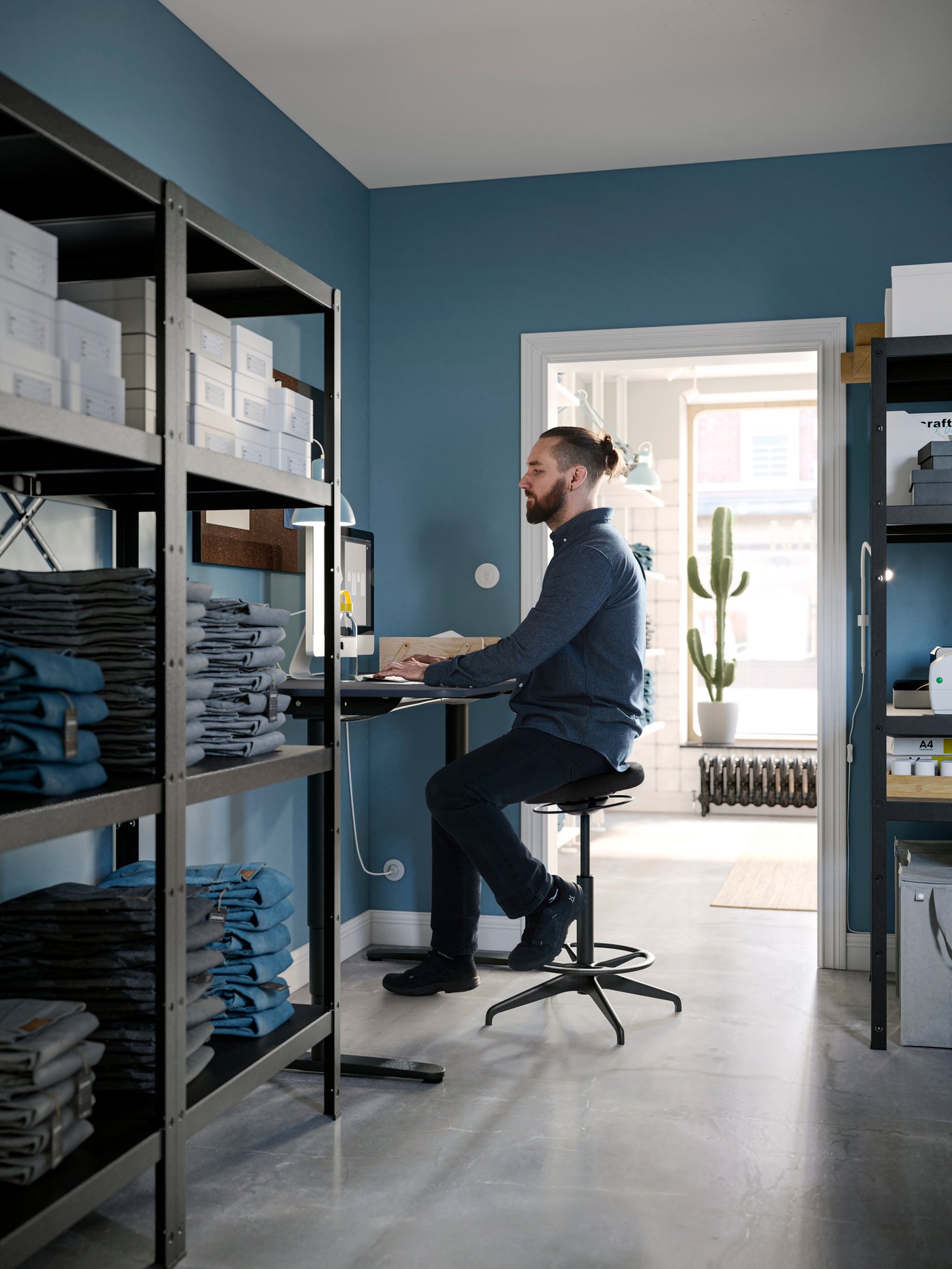 imagen hombre en silla