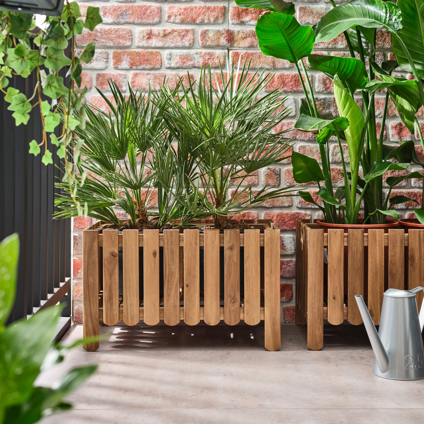 Une jardinière ASKHOLMEN brun foncé.