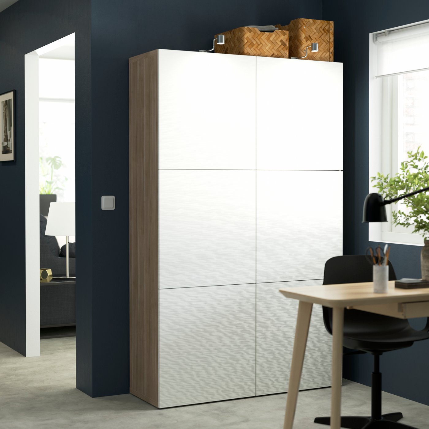 Une combinaison de rangement en noyer teinté gris/Laxviken blanc BESTÅ avec des portes