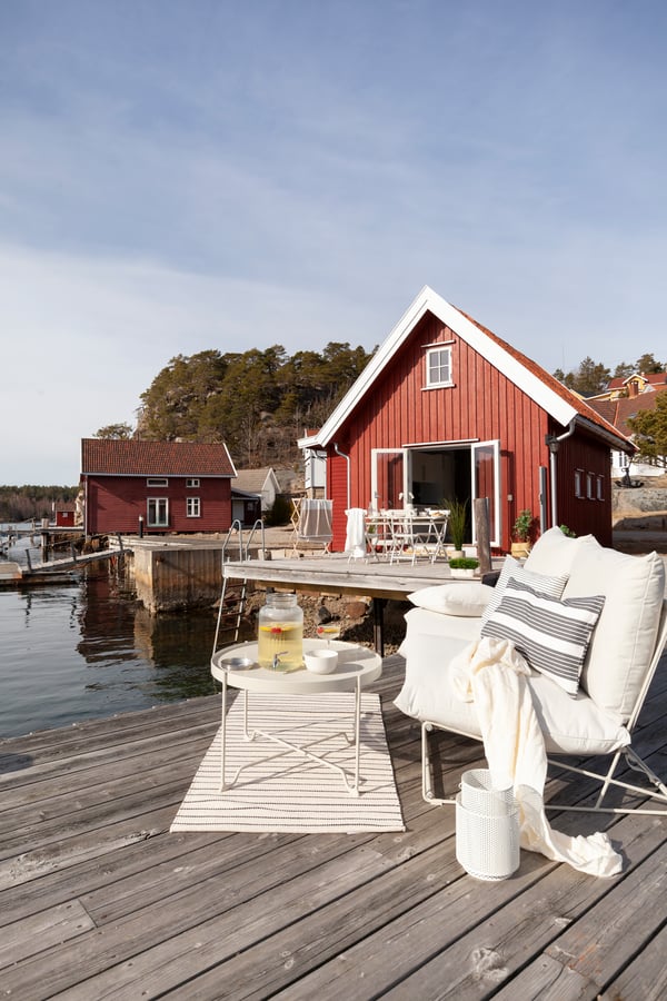 HAVSTEN-serien på bryggekanten foran sjøboden.