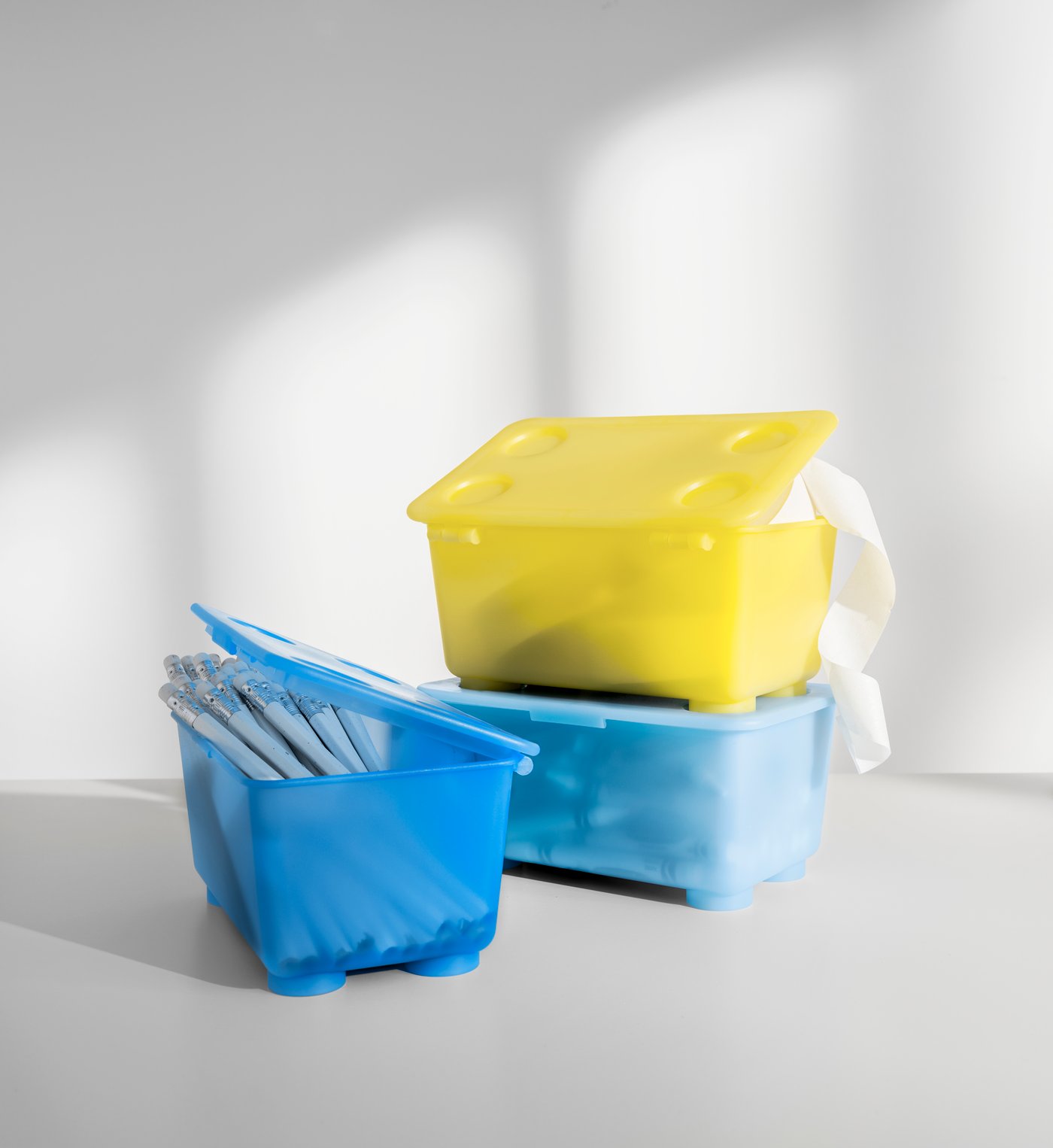 An yellow/blue GLIS box with lid in the childrens room