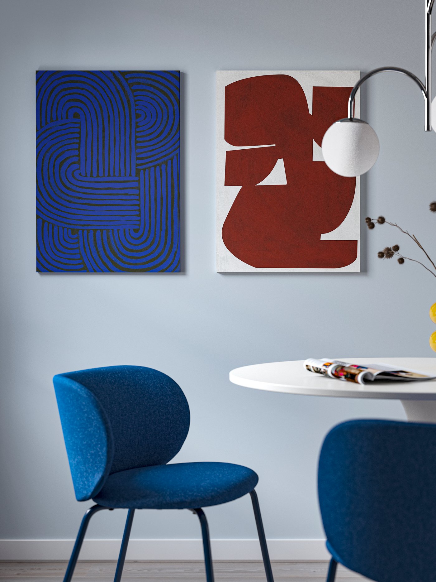 Ein Esszimmer in den Farben Hellblau und Burgunderrot mit einem weißen, runden Esstisch.