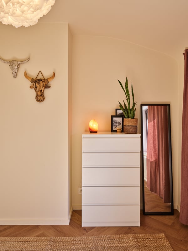 Een witte KULLEN commode met 5 laden