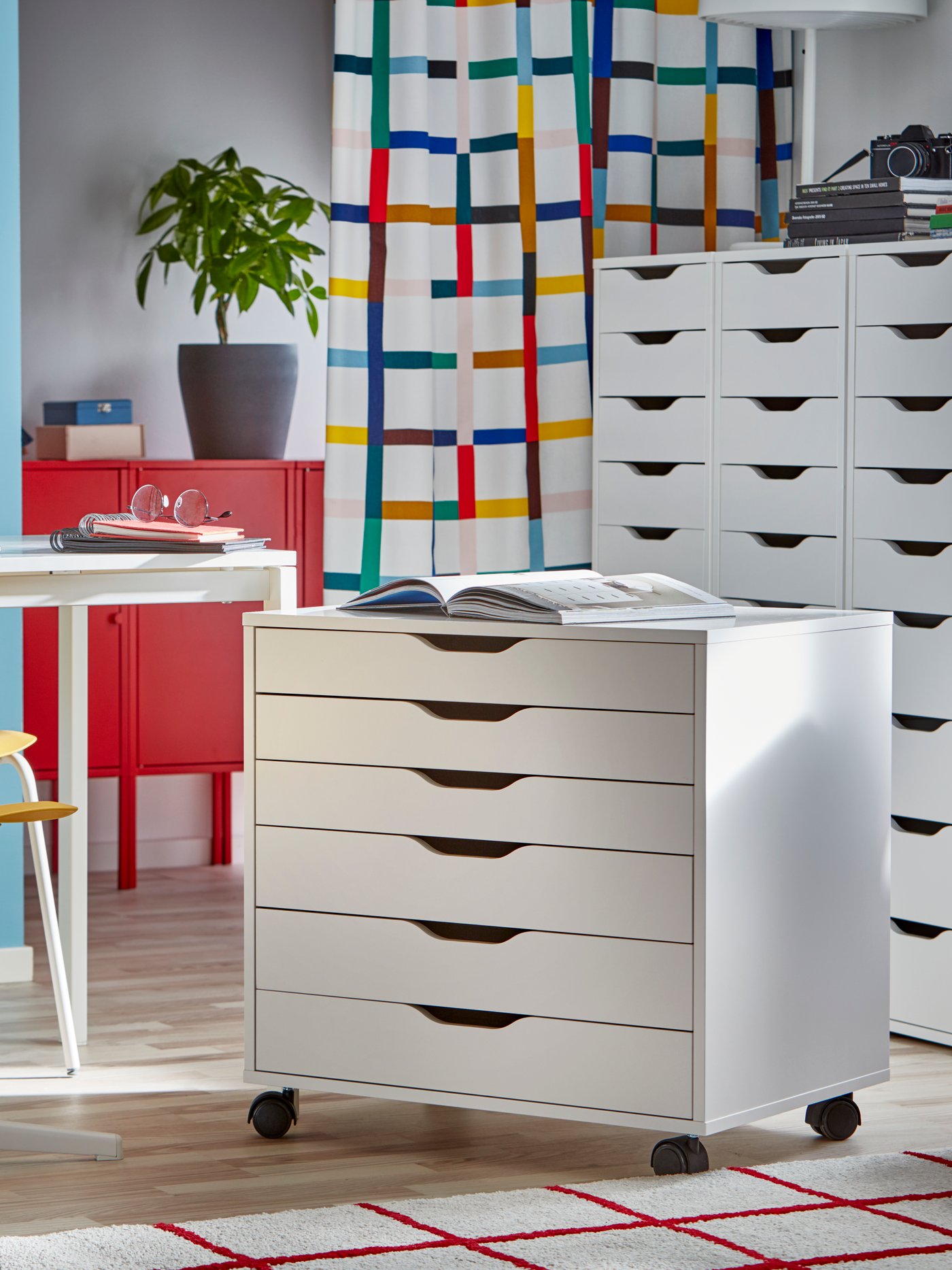 A dark grey PERSILLADE plant pot in the home office