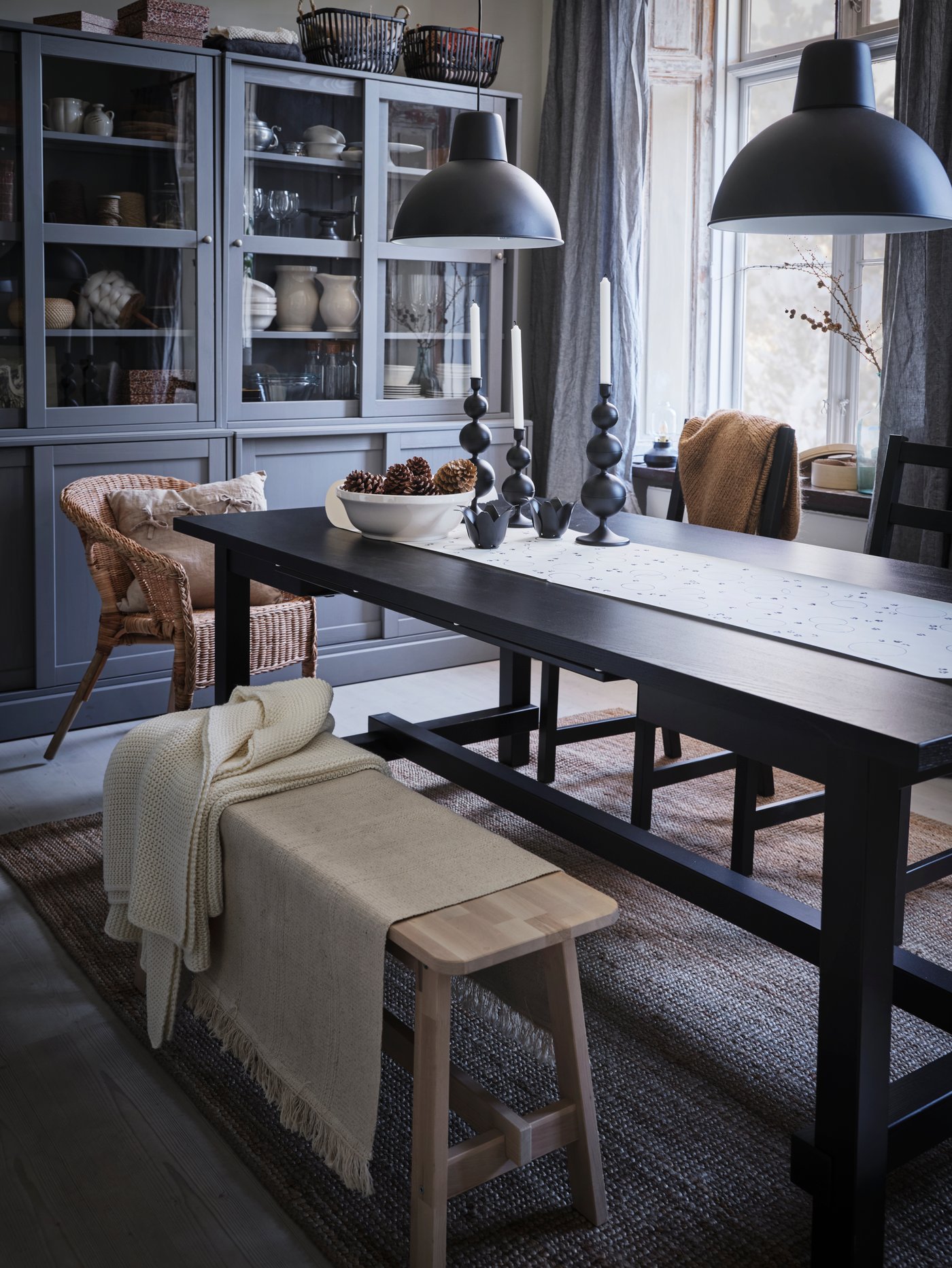 table-NORDVIKEN-entourée-d-un-banc-et-différentes-chaises
