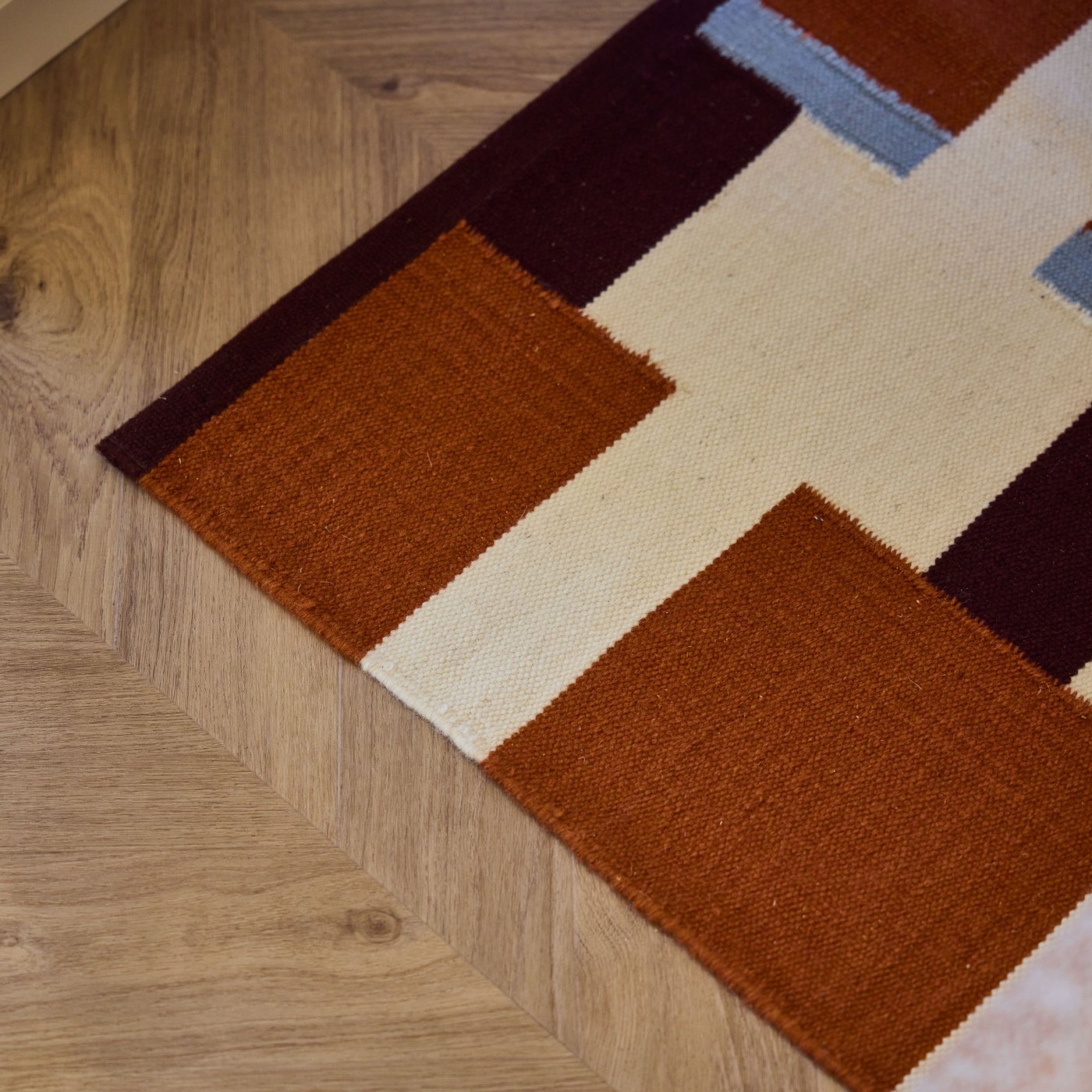 Een wit/bruin/lichtblauw handgeweven STOCKHOLM 2025 vloerkleed, plat geweven