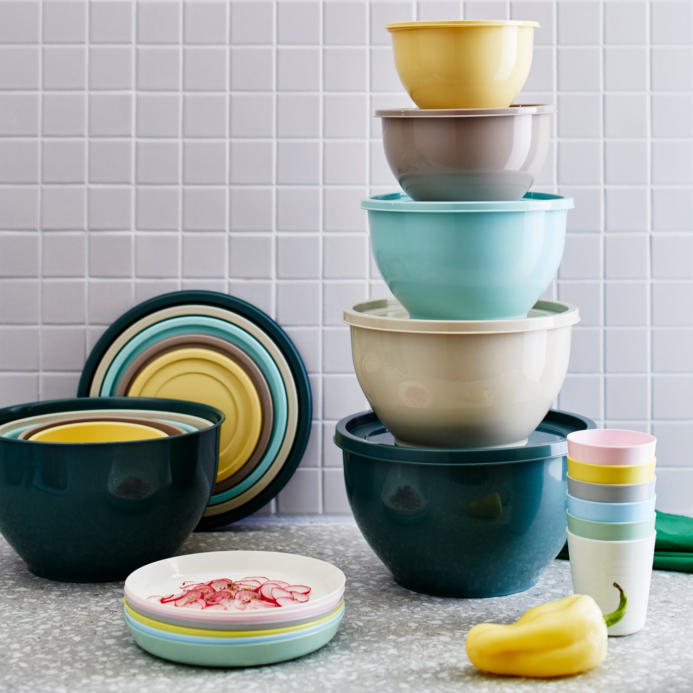 En KALAS-mugg i blandade färger i köket