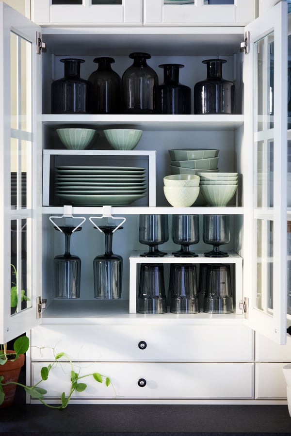 Un bol STRIMMIG en grès gris-vert pâle dans la cuisine