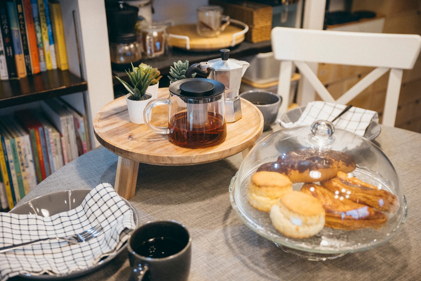 アルヴ ブローロップのケーキスタンドを中心としたテーブルコーディネート