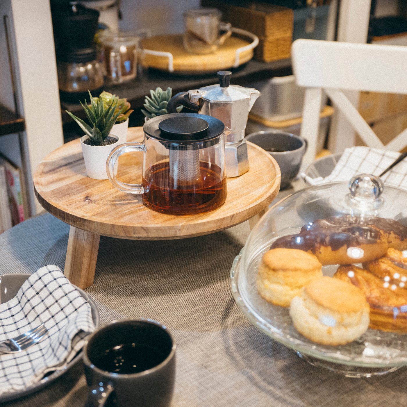 アルヴ ブローロップのケーキスタンドを中心としたテーブルコーディネート