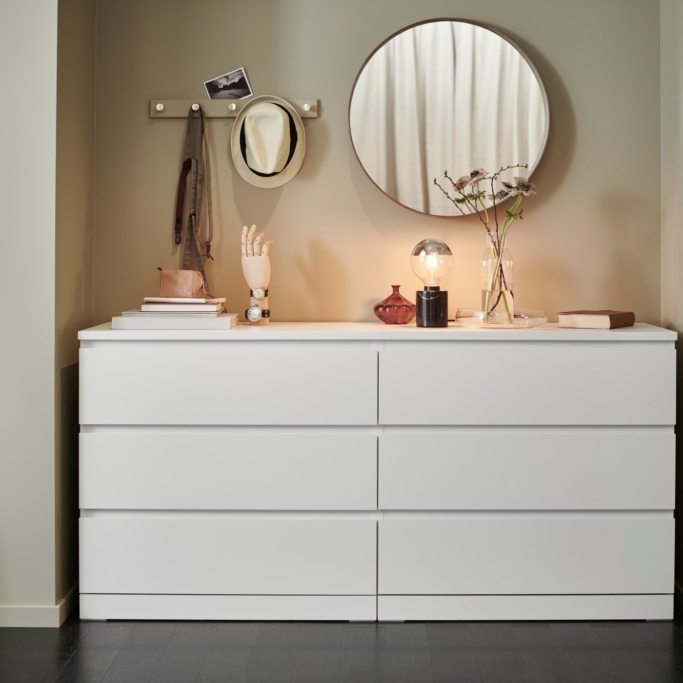 A marble black MARKFROST table lamp in the bedroom