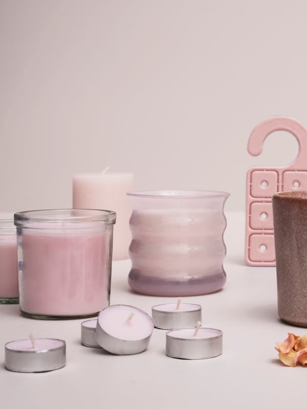 Ett Jasmin/rosa LUGNARE doftljus i glas