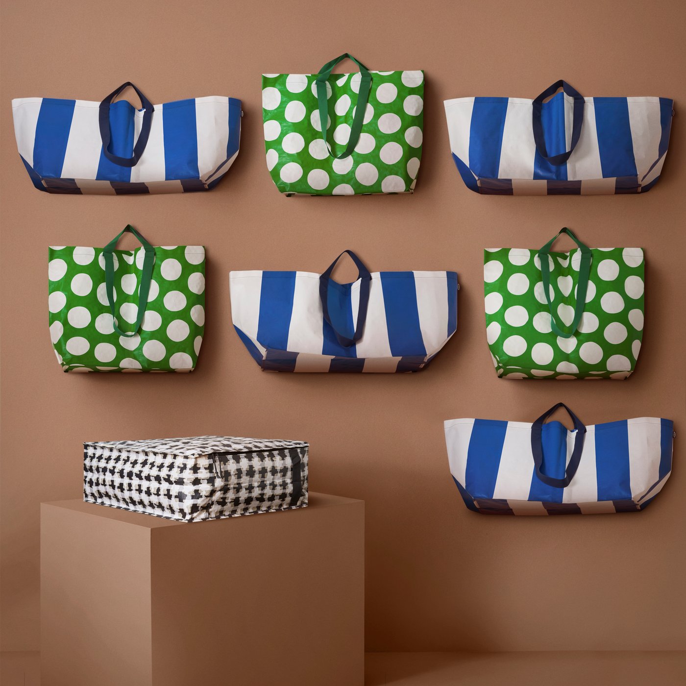 A white/multicolour SÄCKKÄRRA storage case