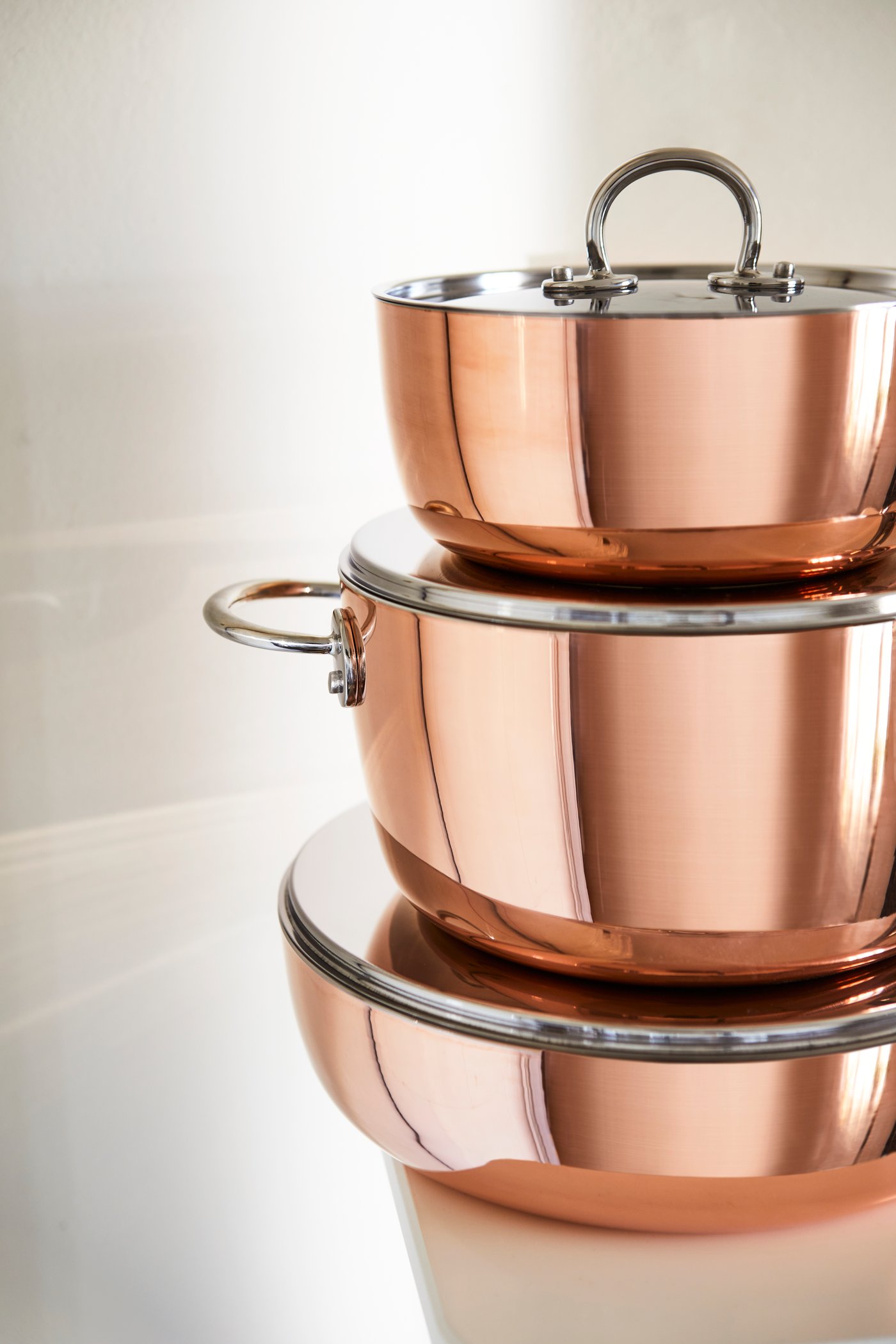 En FINMAT-kastrull i koppar/rostfritt stål med lock
