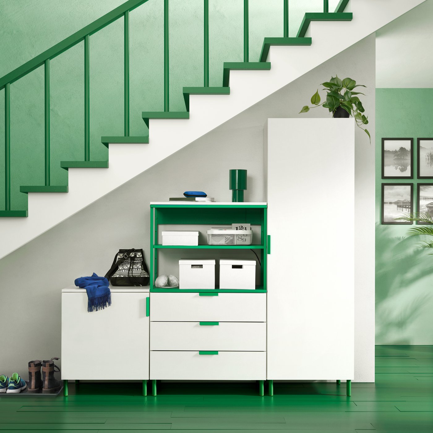 Unter einer Treppe ist eine PLATSA KOmbination in drei unterschiedlichen Höhen zu sehen