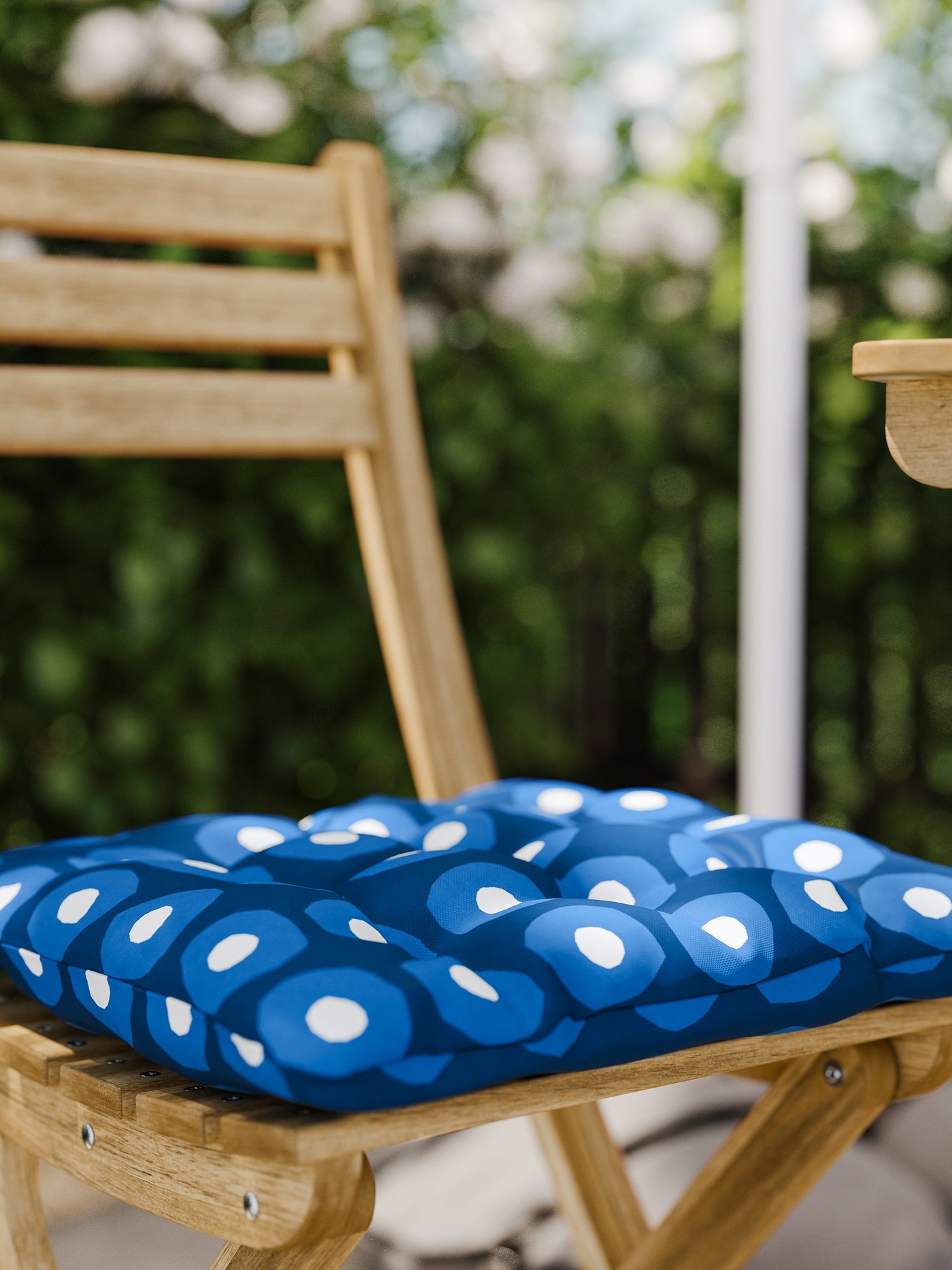 A dark blue KLÖSAN chair cushion, outdoor outside