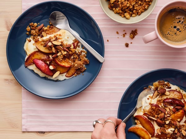 Cinnamon apples with cookie crumbs