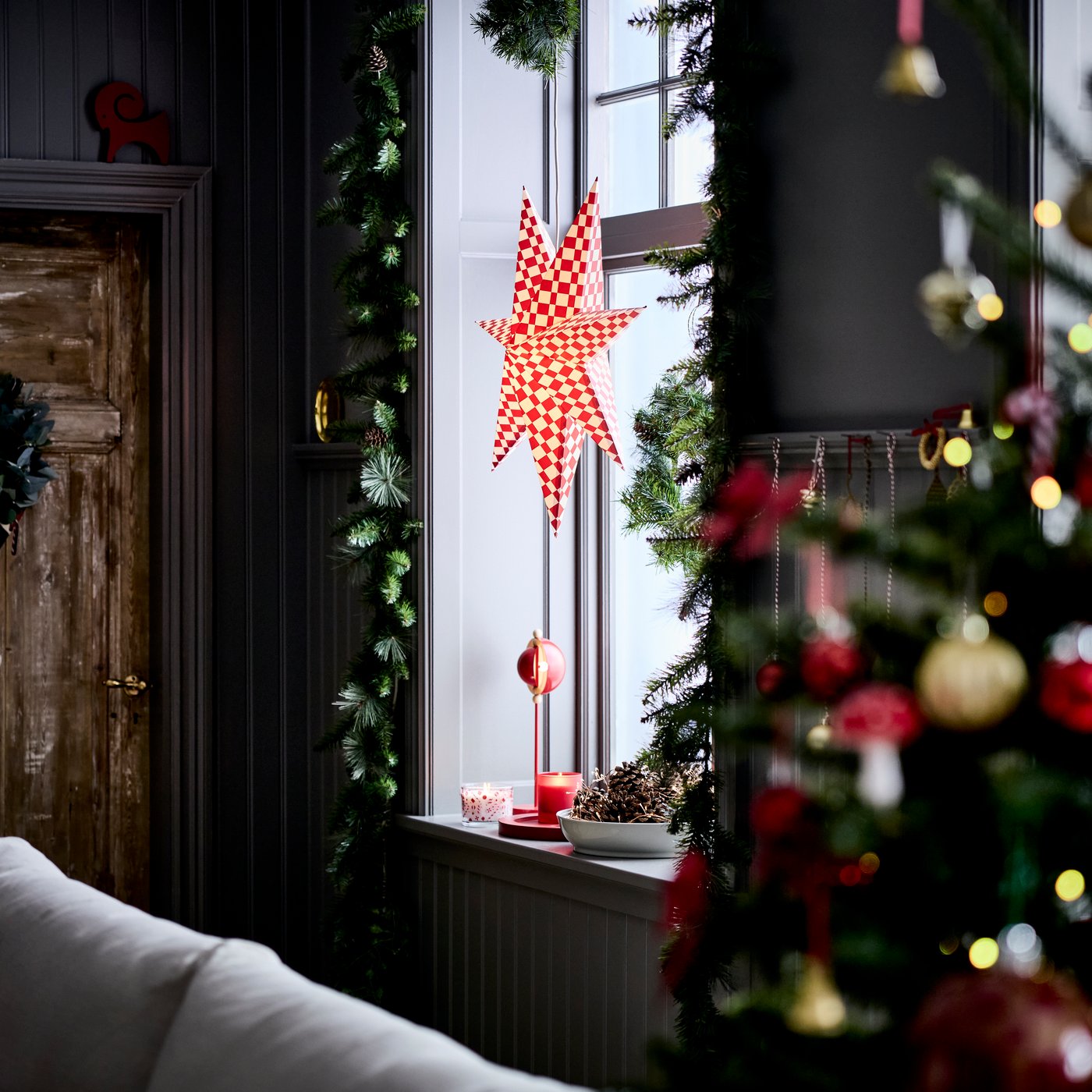 Een rood/witte STRÅLA lampenkap