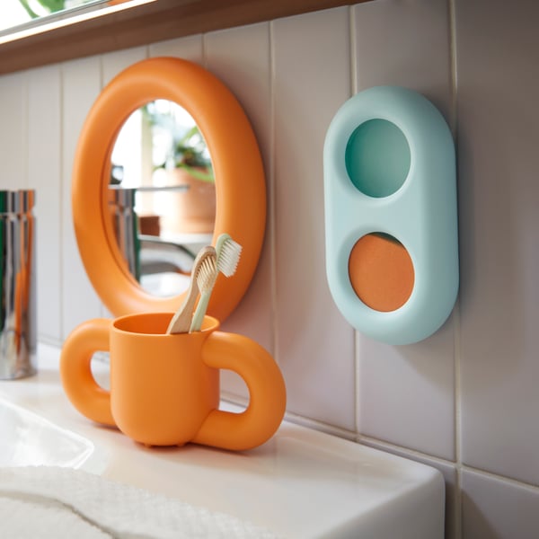 A turquoise HUMLESJÖN timer with suction cup