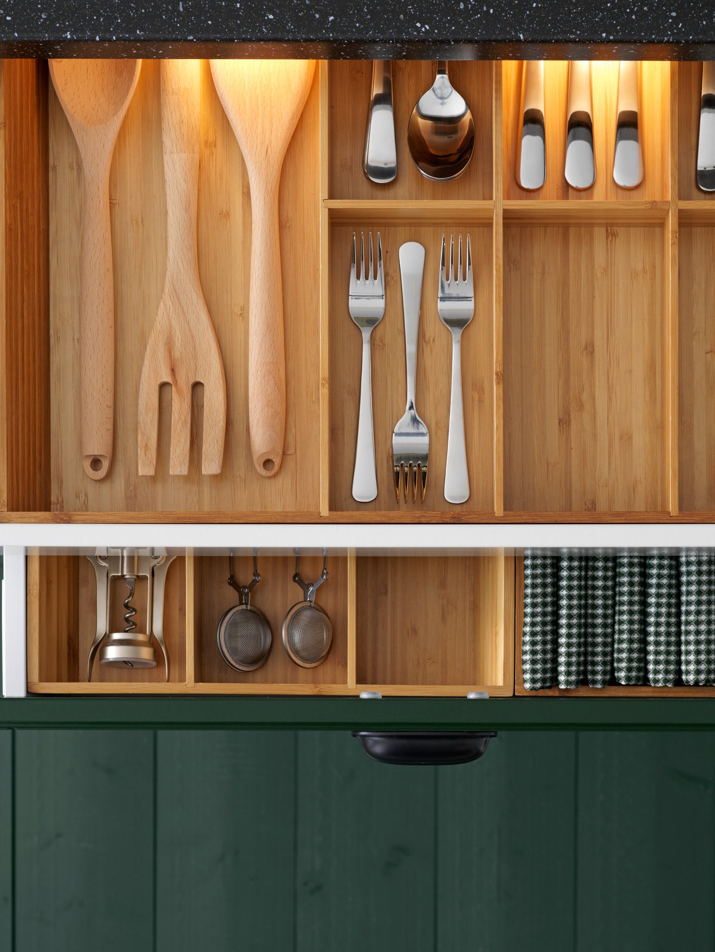 A bamboo VARIERA cutlery tray in the kitchen