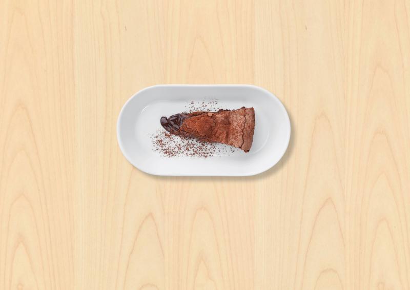Un fondant au cacao (CHOKLADKAKA) dans une assiette blanche sur fond bois