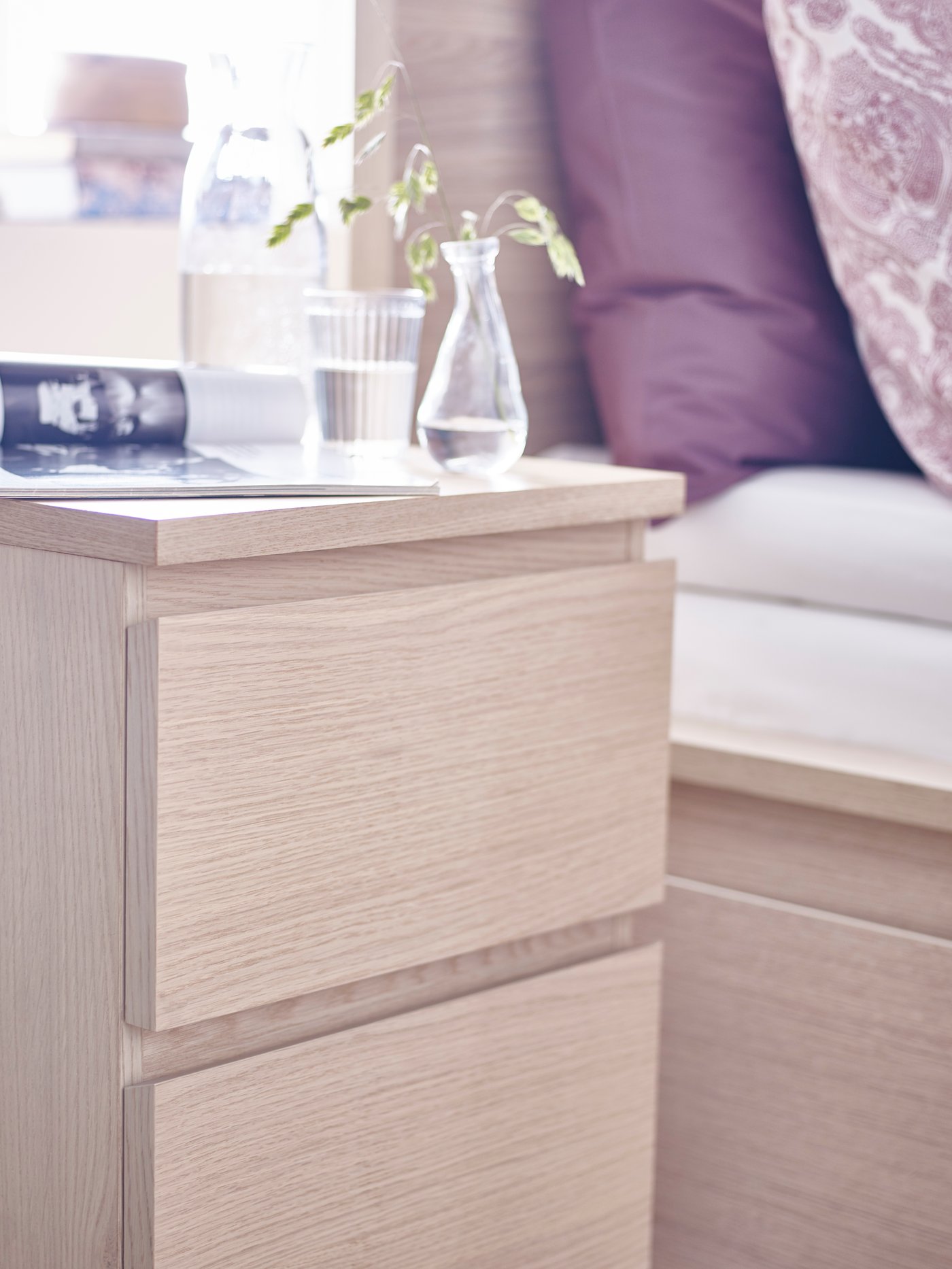 Een MALM ladekast met 2 laden, uitgevoerd in wit gebeitst eikenfineer