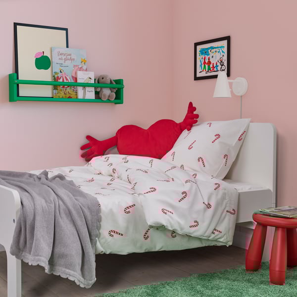 Una struttura letto SLÄKT bianca con rete a doghe