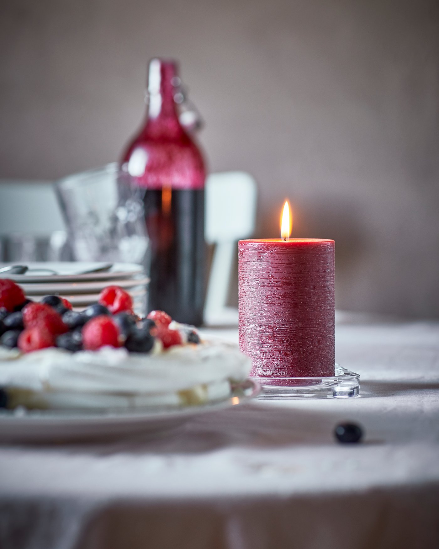A Berries/red STÖRTSKÖN scented pillar candle