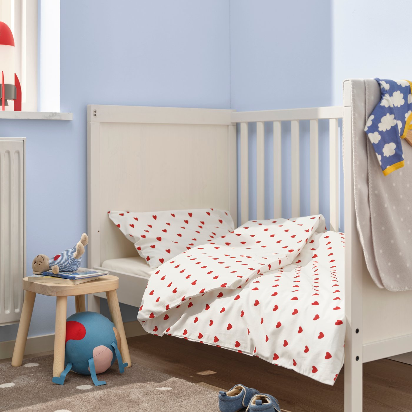 Bettbezug mit Herzmuster in Weiss und Rot von BARNDRÖM, inklusive 1 Kissenbezug für das Kinderbett im Kinderzimmer