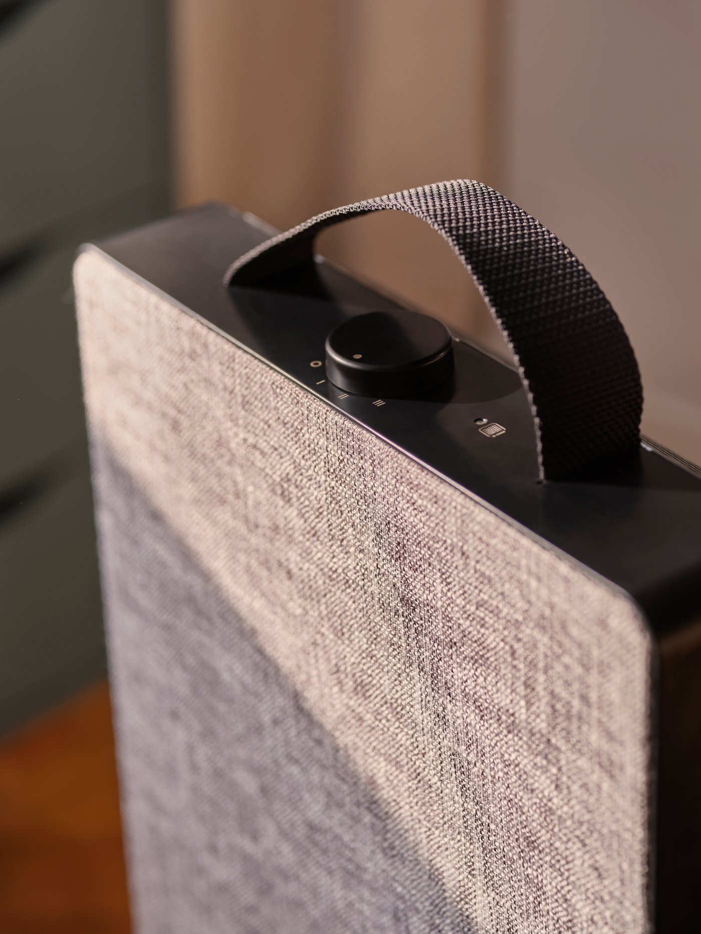 Detailní záběr na čističku vzduchu FÖRNUFTIG v černé barvě.