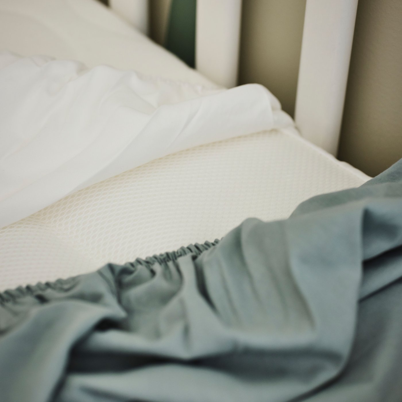 A dark yellow/blue GULDVÄVARE fitted sheet for cot in the childrens room