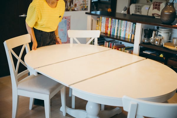 インガートルプのラウンドテーブルを広げる様子