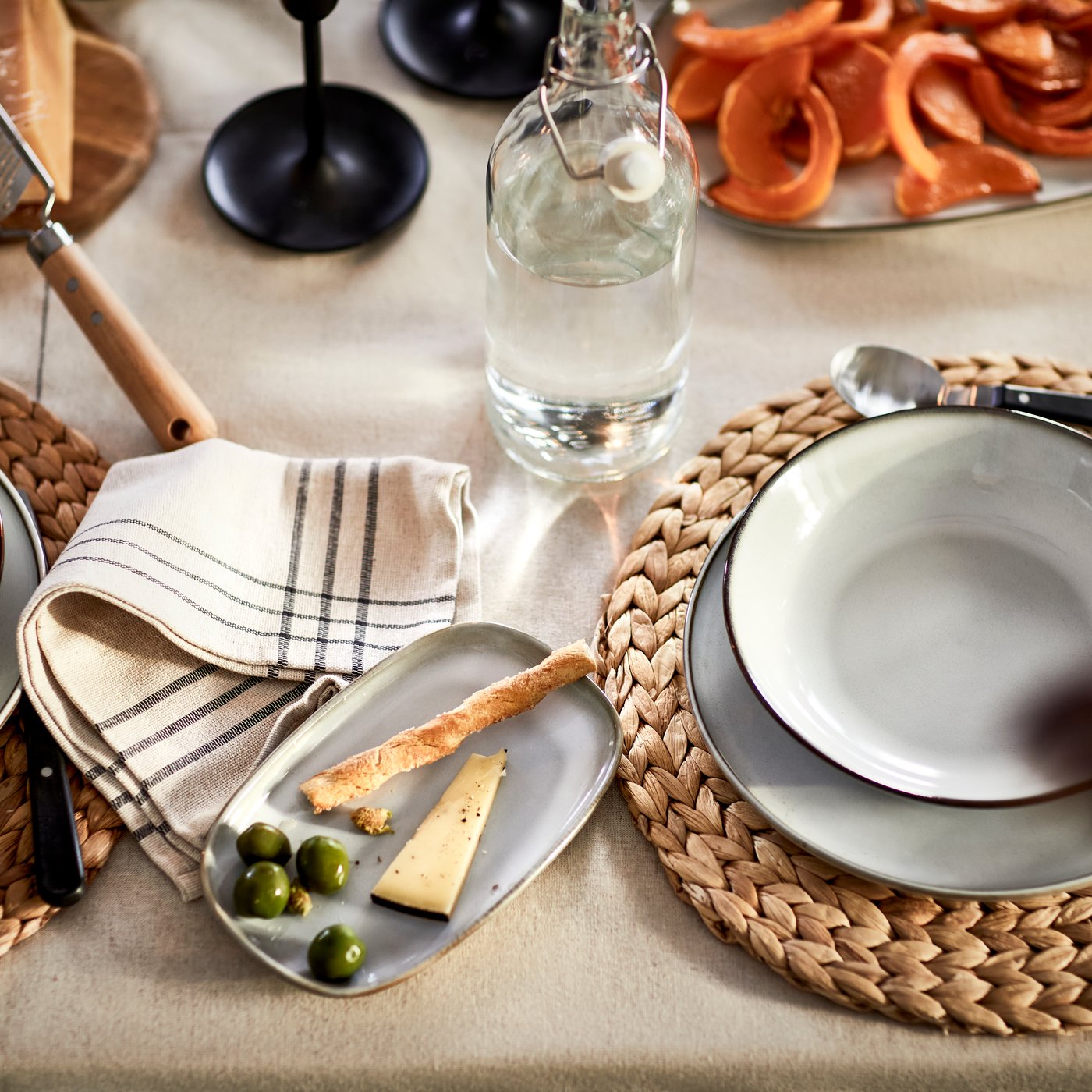 A dark grey/natural VÅRARV napkin in the dining room
