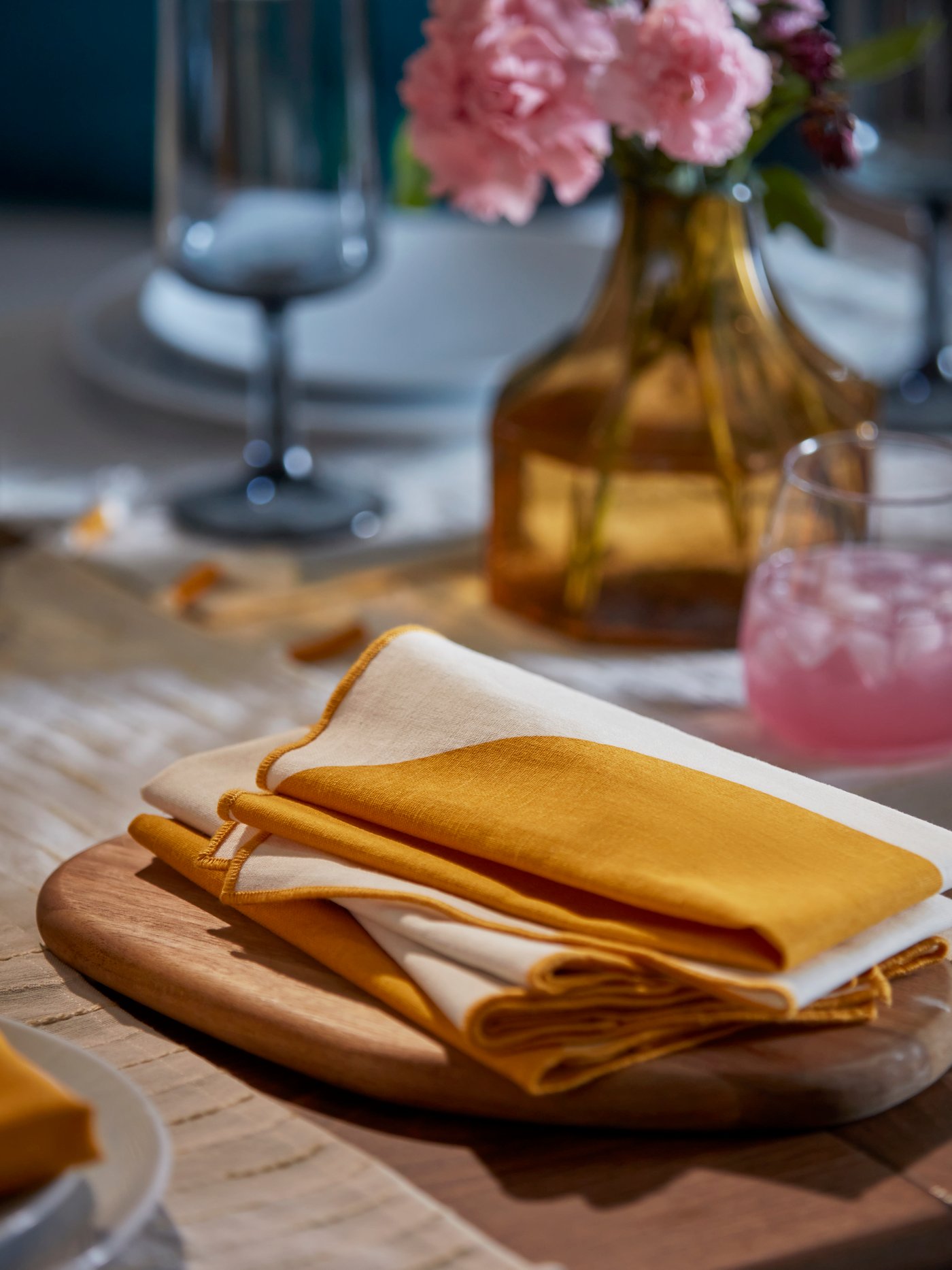 An yellow GOKVÄLLÅ napkin