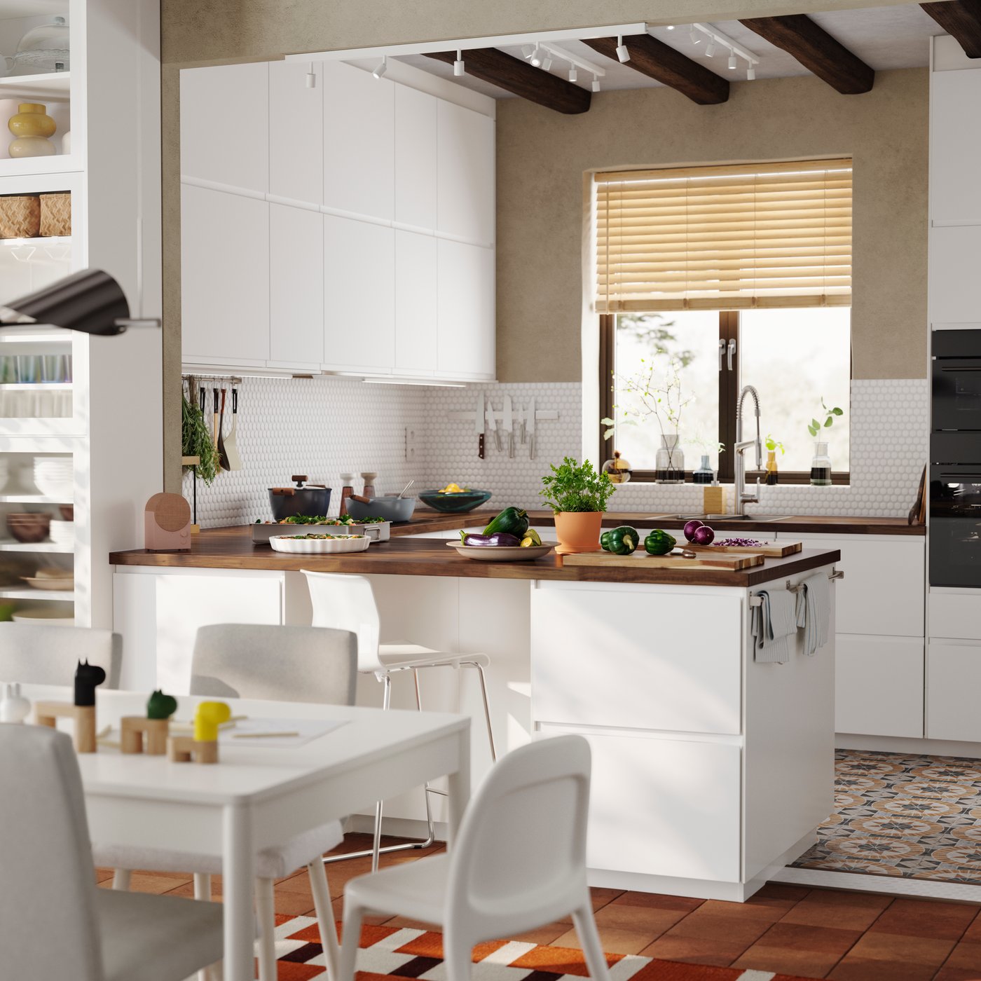 A METOD kitchen with white VOXTORP fronts has a peninsula with seating that connects the kitchen to the dining area.