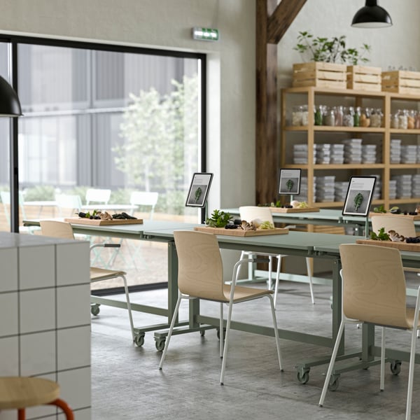 MITTZON foldable tables and LÄKTARE chairs in a classroom setting, with RELATERA tablet holders and bamboo butcher’s blocks.