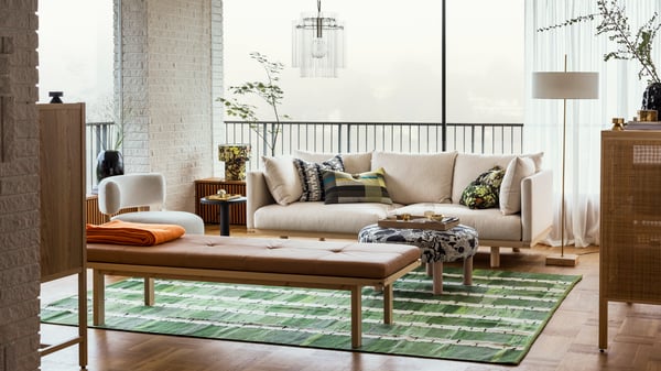 A black STOCKHOLM 2025 vase in the living room