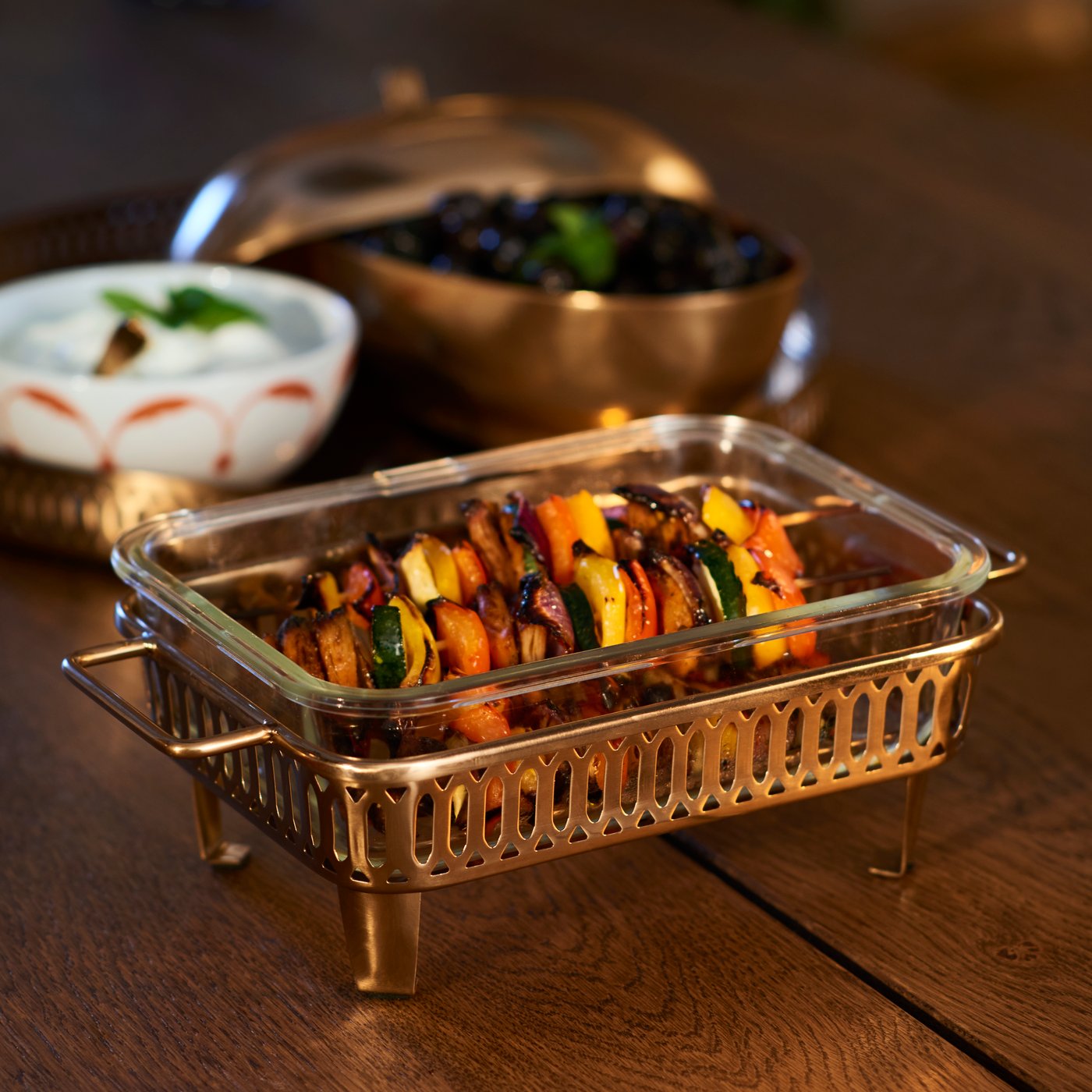 Satu dulang hidangan GOKVÄLLÅ yang mengandungi bekas kaca dan dua kebab shish.