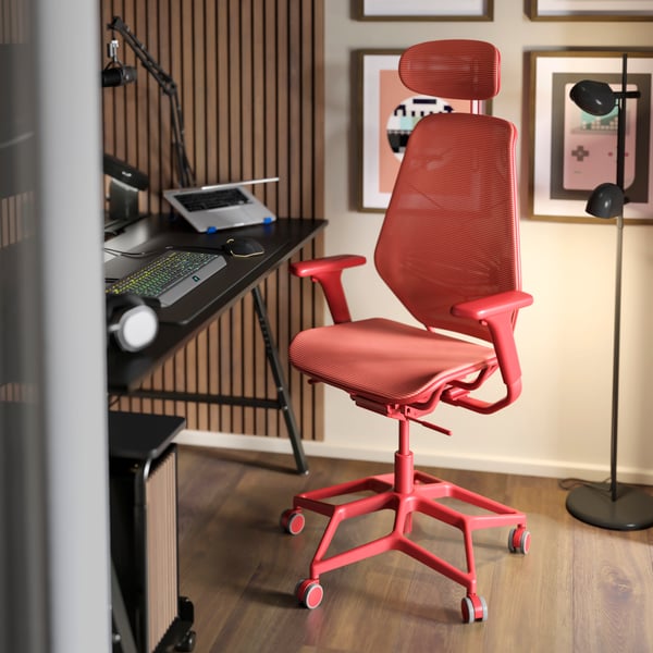 A red STYRSPEL gaming chair is in front of a UTESPELARE gaming desk. A laptop and LÅNESPELARE laptop support are on the desk.