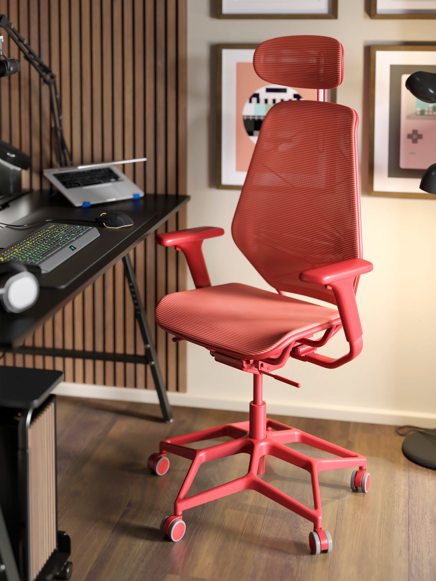 A red STYRSPEL gaming chair is in front of a UTESPELARE gaming desk. A laptop and LÅNESPELARE laptop support are on the desk.
