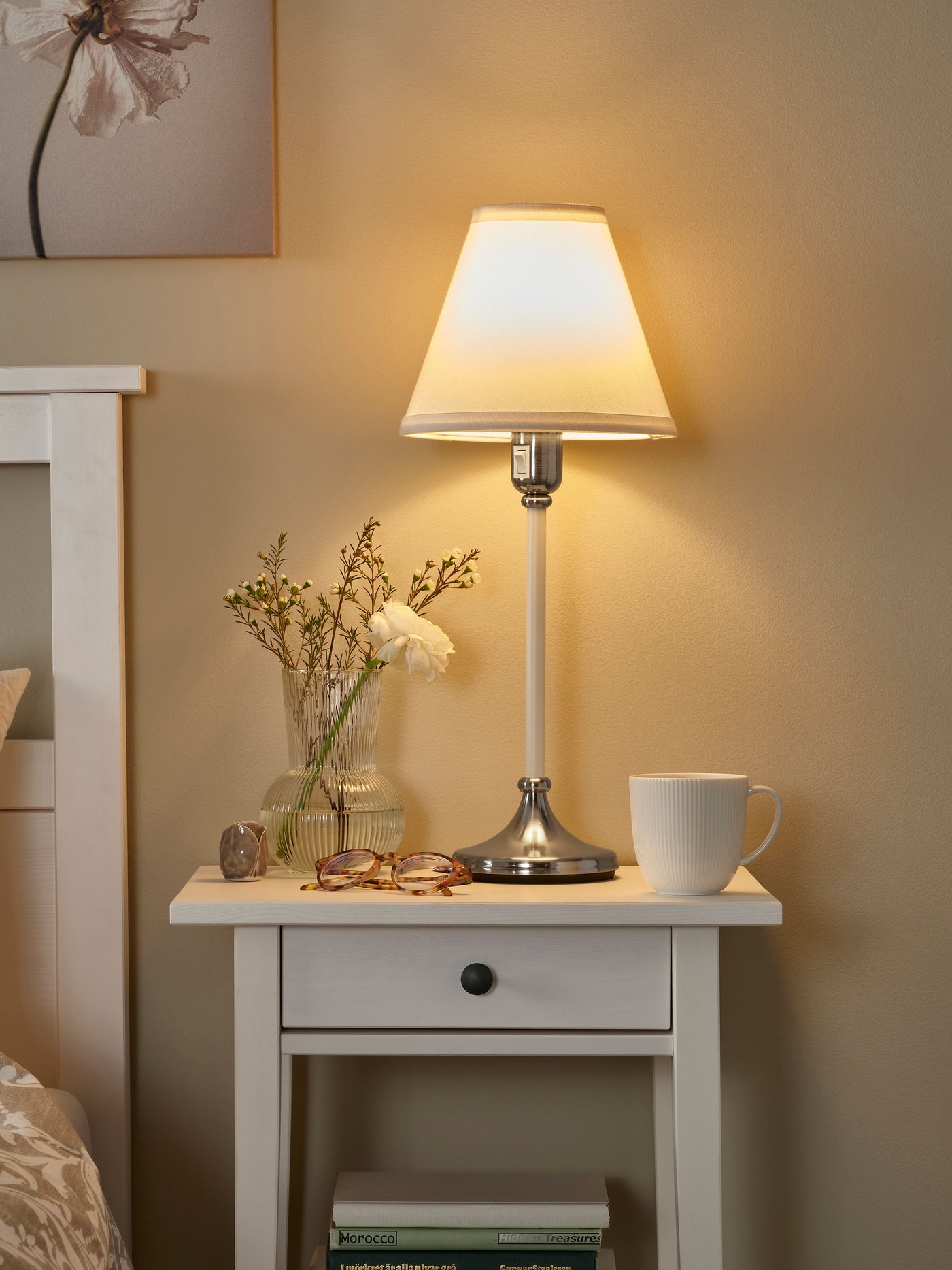 A nickel-plated/white FLYGHÖJD table lamp