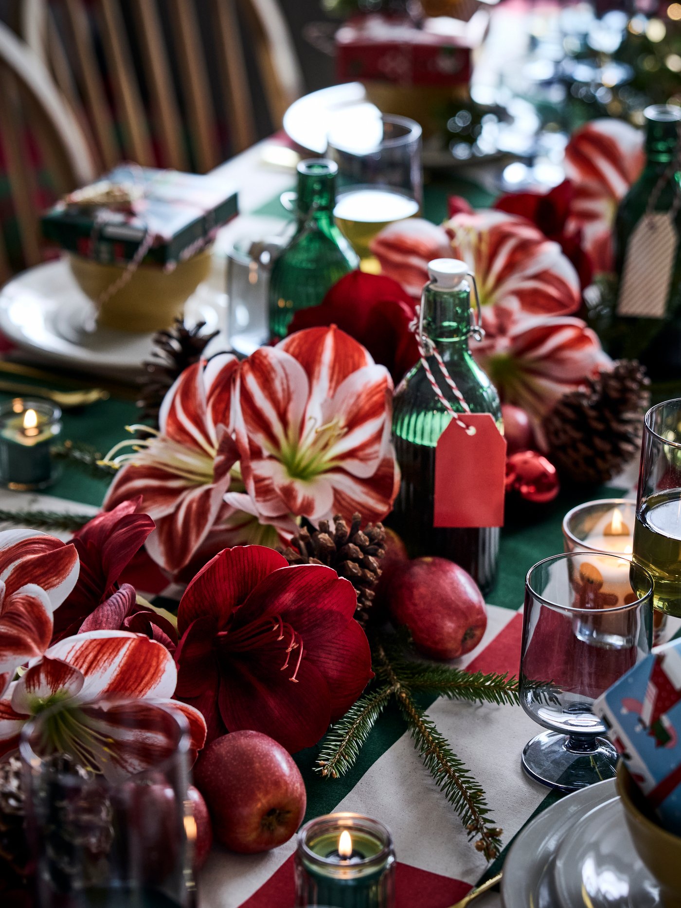 An in/outdoor Amaryllis/red white VINTERFINT artificial flower