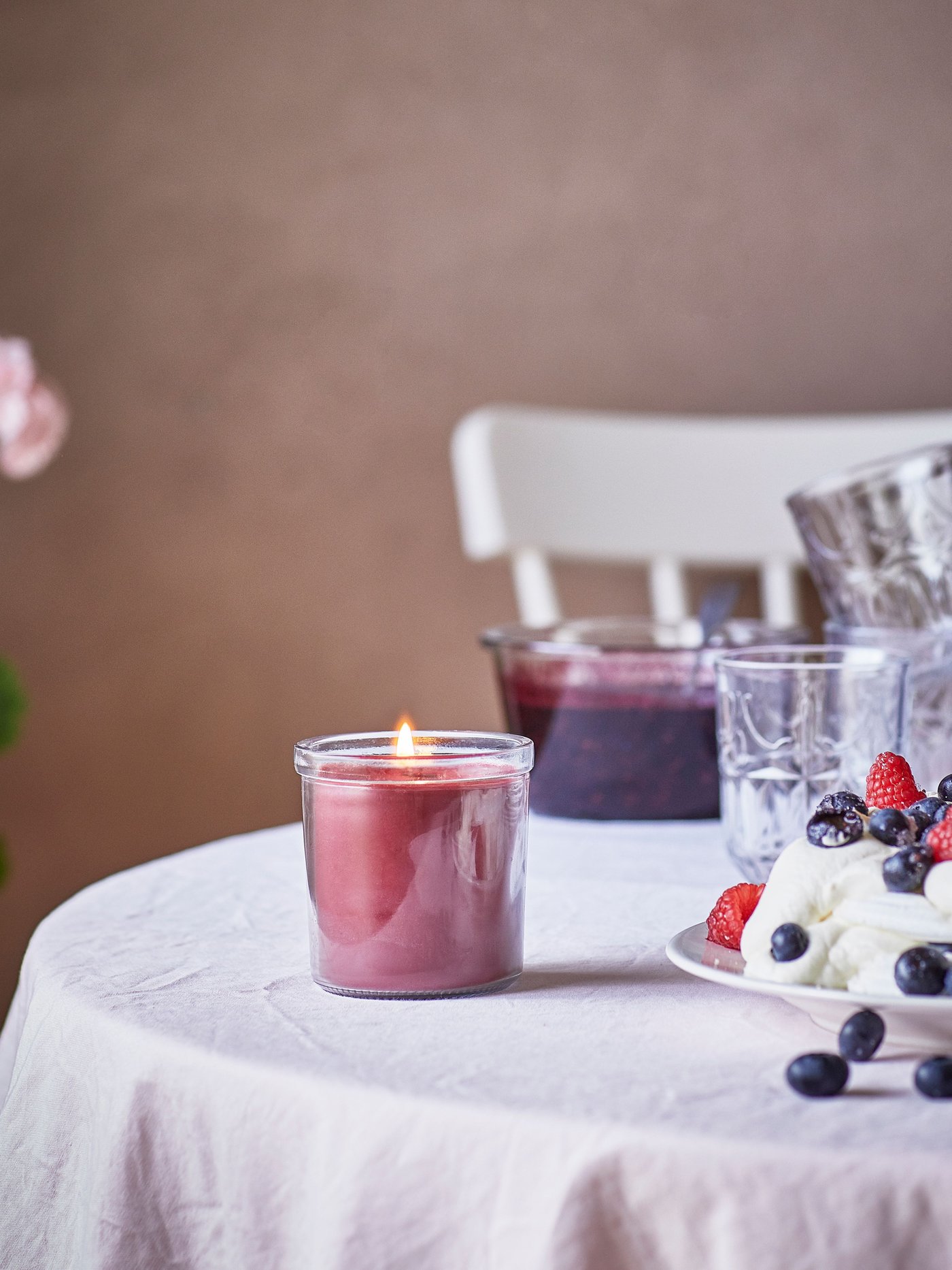 A Berries/red STÖRTSKÖN scented candle in glass