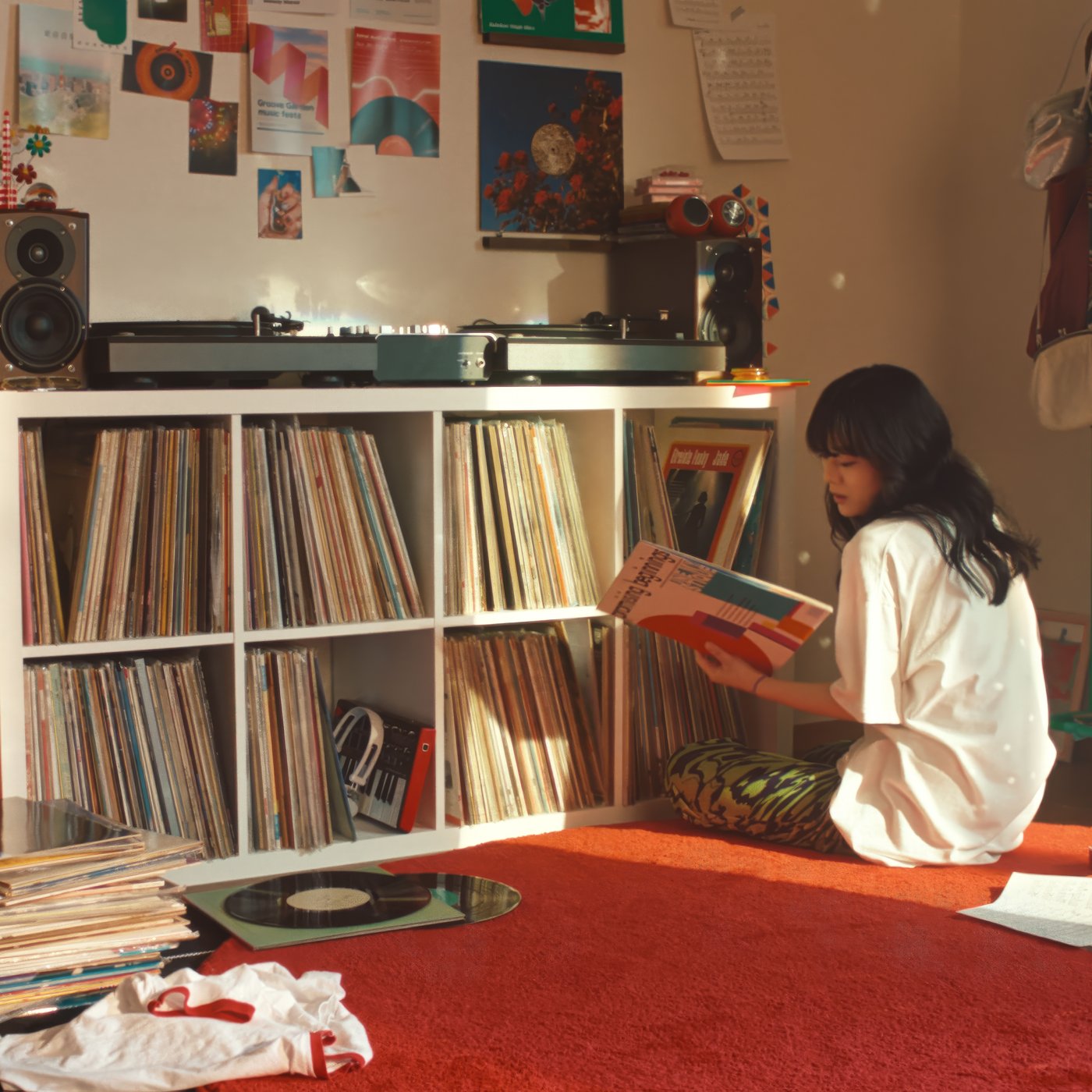 KALLAXの中に入ったレコードを若い人が床に座って選んでいる
