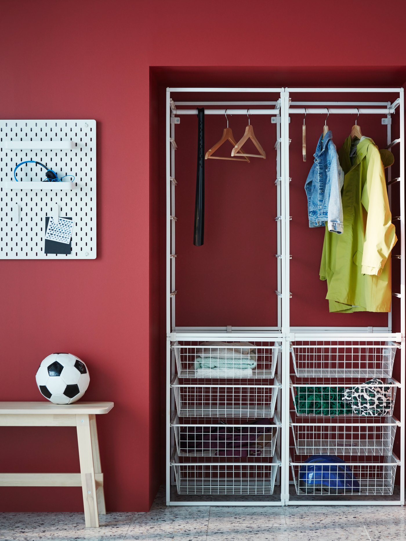 Vestíbulo con varias prendas en una combinación de armario JONAXEL , una pelota de fútbol en un banco y una combinación de tablero.