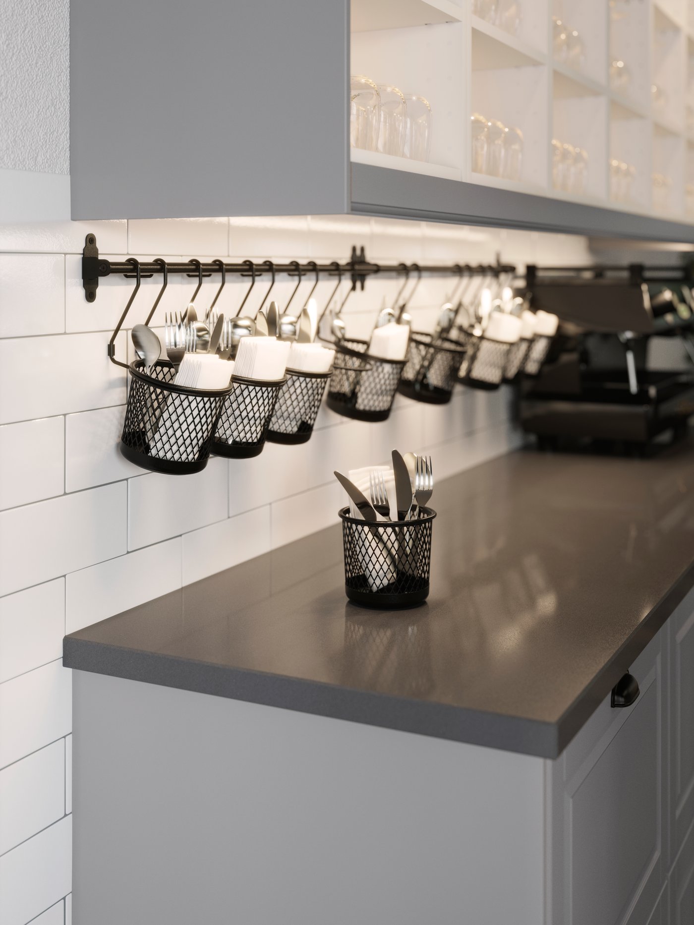 En modern köksbänk med en kaffemaskin, flera hängande muggar och olika köksredskap. Bänken är ren och har en elegant design med vita kakelplattor på väggen