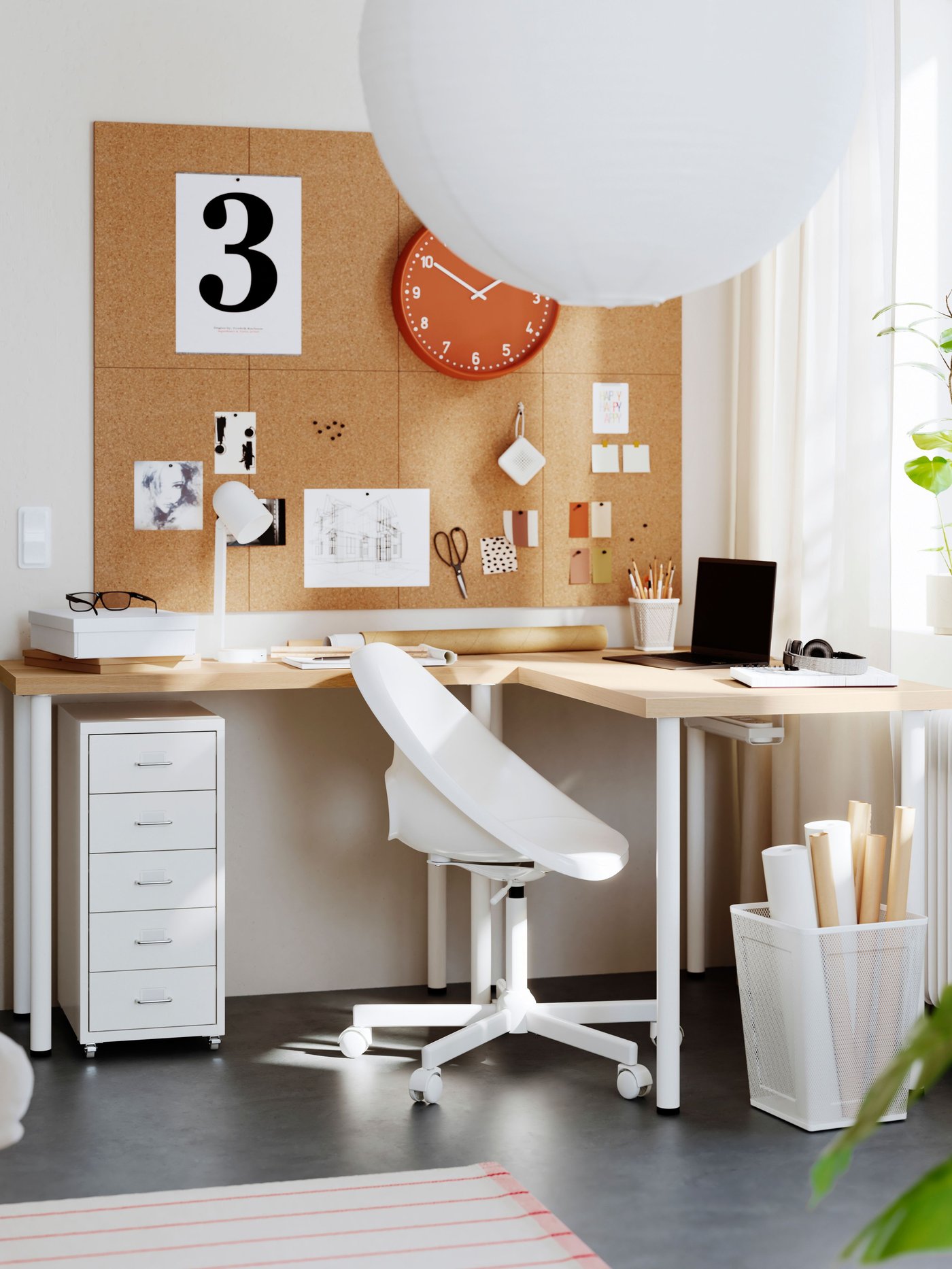 Es ist ein LÅGKAPTEN Eckschreibtisch zu sehen.