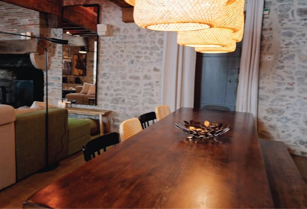 Grande table à manger en bois foncé avec des chaises différentes