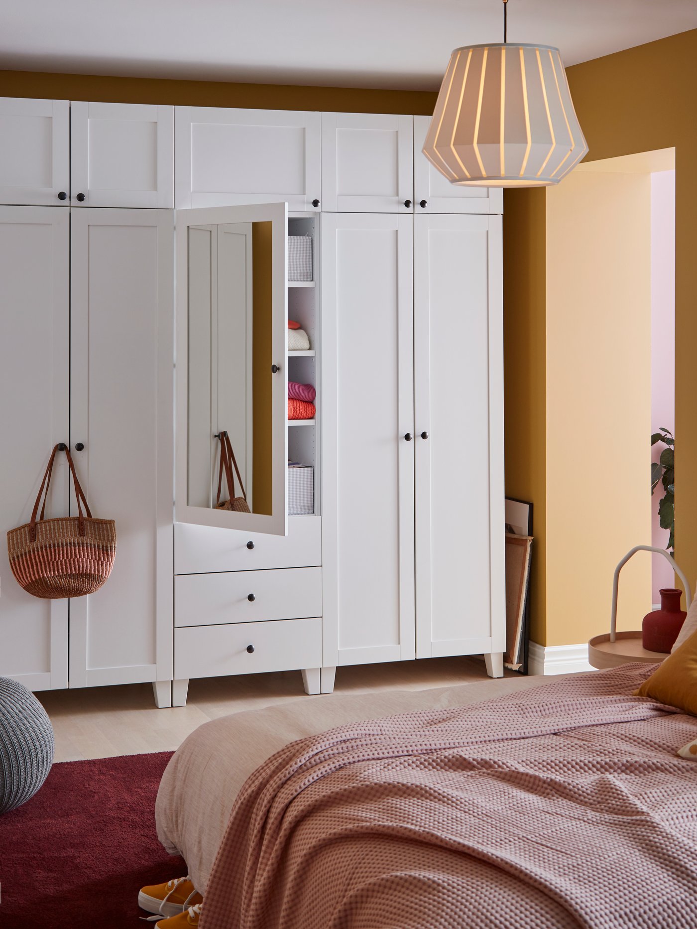 Rangement fermé PLATSA dans une chambre